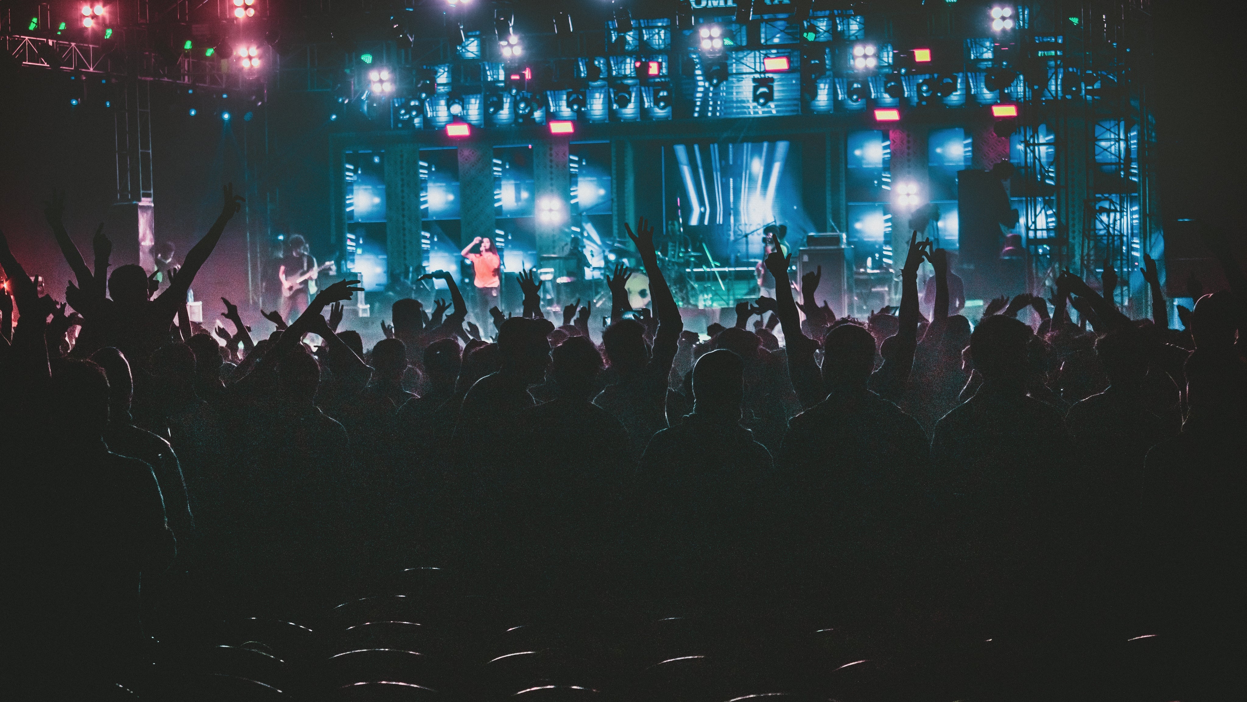 music-fans-at-a-venue.jpg